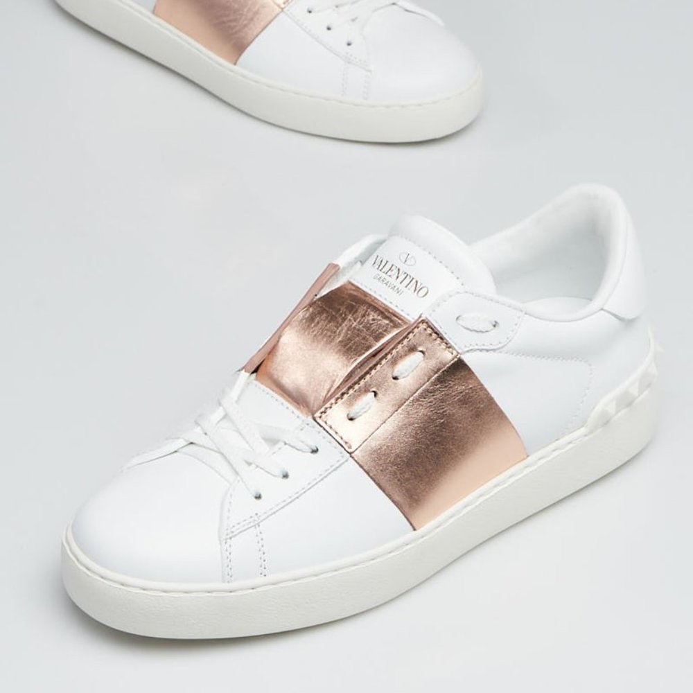 ❌SOLD❌VALENTINO White Rose Gold Leather Rockstud Low Top Sneakers - Picture 1 of 12
